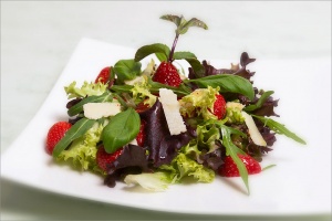 Salat mit Erdbeeren