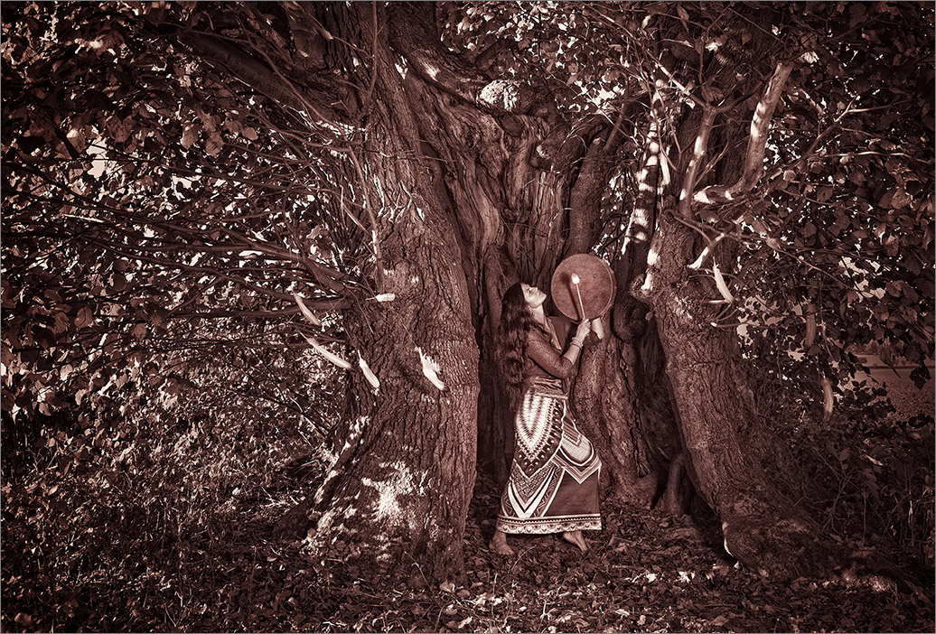 Frau im Baum